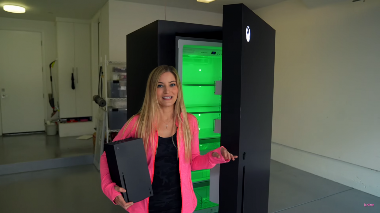 More information about "H Microsoft αποδέχεται το τρολάρισμα περί ομοιότητας του Xbox Series X με ψυγείο και στέλνει ένα στην iJustine"