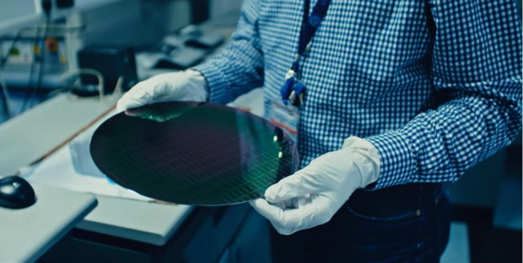 More information about "H Intel ισχυρίζεται ότι διπλασίασε την παραγωγή γκοφρετών πυριτίου την τελευταία τριετία και επεκτείνει τις κατασκευαστικές της δυνατότητες για chip με λιθογραφία 10nm"
