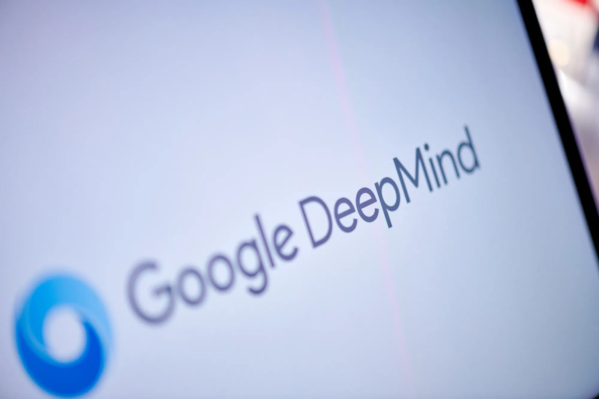 More information about "Η Google «σαρώνει» την αγορά AI: Επένδυση $2,4 δισ. στη Windsurf και ενίσχυση της DeepMind"