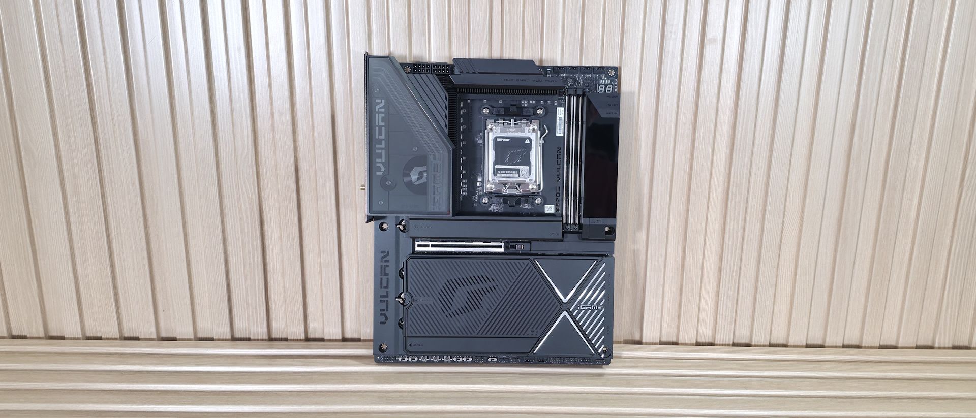 More information about "Colorful iGame X870E Vulcan OC V14: Η Colorful μπαίνει δυναμικά στη σκηνή του high-end overclocking"