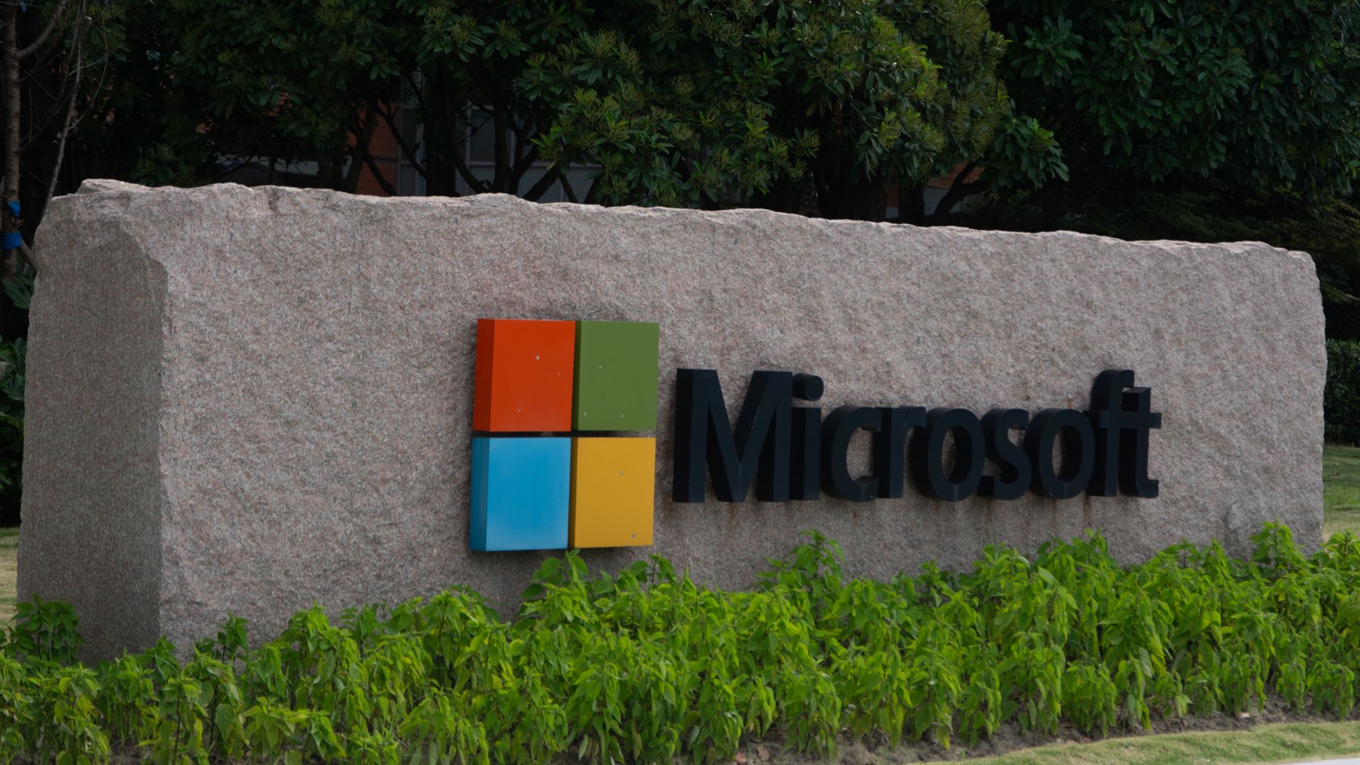 More information about "Microsoft: Αύξηση 25% στις εκπομπές CO2 το 2025 λόγω επέκτασης AI υποδομών"