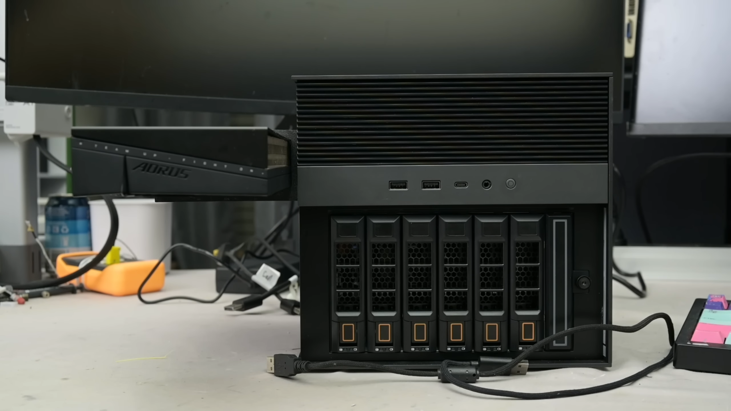 More information about "Ο TrashBench μετατρέπει ένα NAS σε gaming PC με εξωτερική RTX 5060 και αύξηση FPS έως 828%"