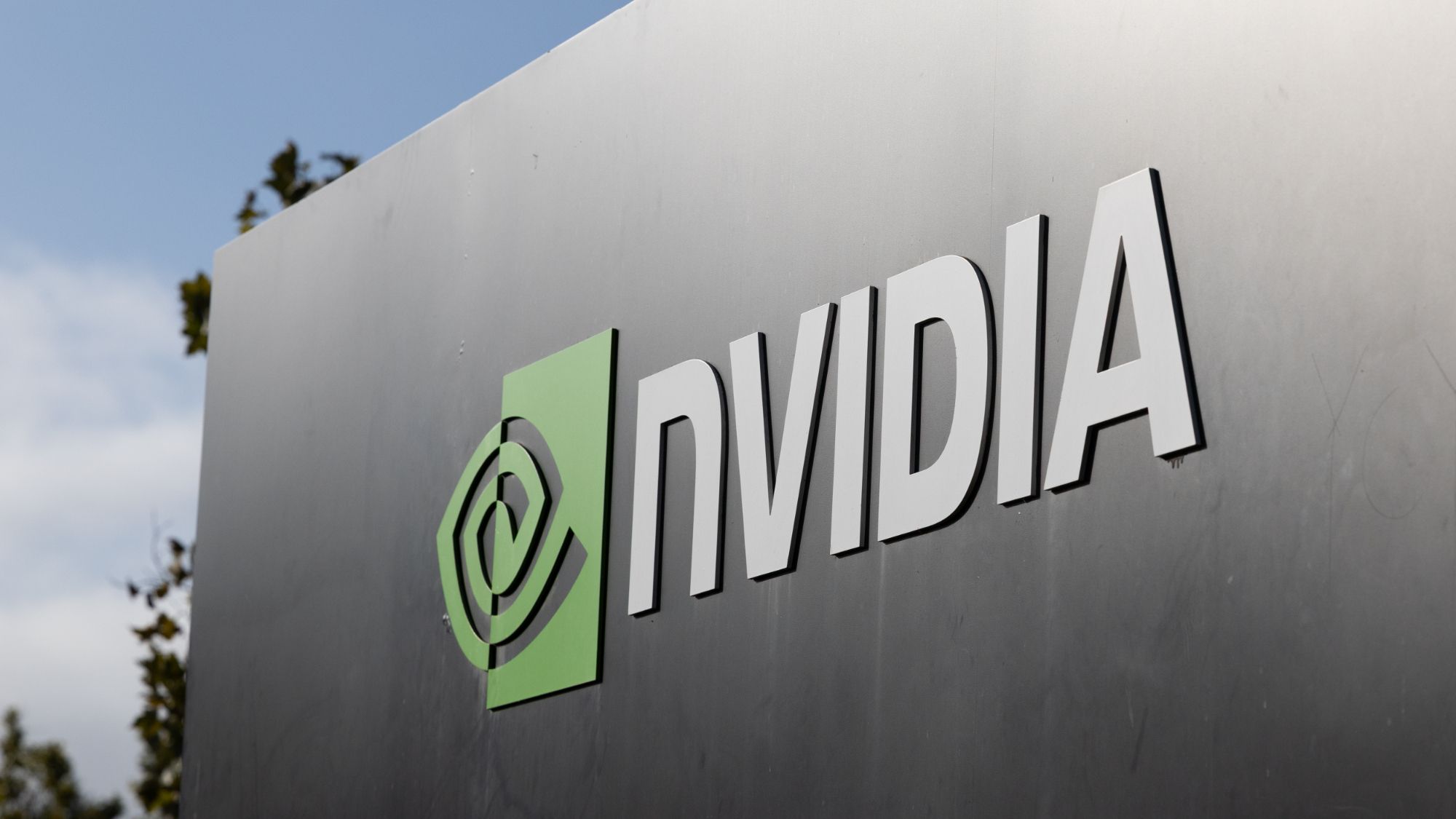 More information about "Η NVIDIA διαψεύδει αναφορές για πάγωμα συμφωνιών στο πρόγραμμα AI Compute Partnership"